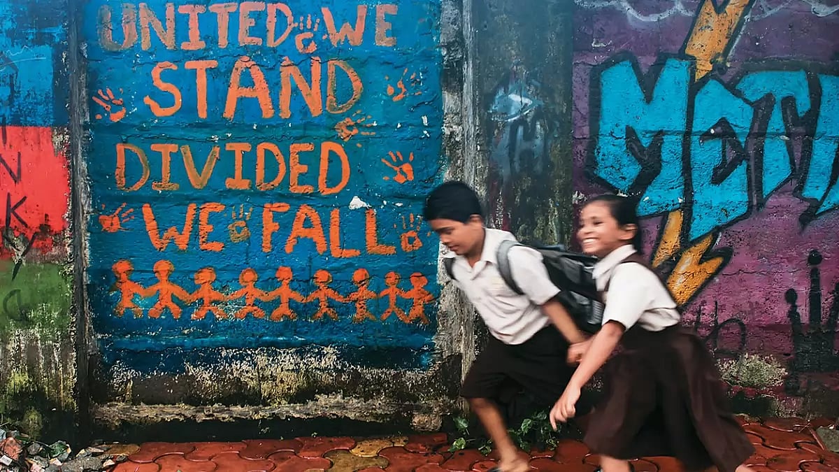 Message of Unity: A graffiti at Matunga Station in Bombay after 26/11 attack by Pak-trained terroris
