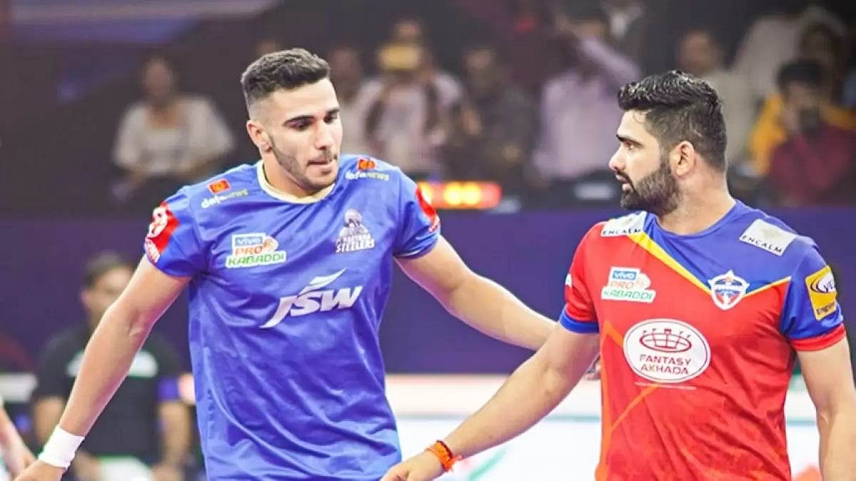 UP Yoddhas Raider Pardeep Narwal (R) against Haryana Steelers