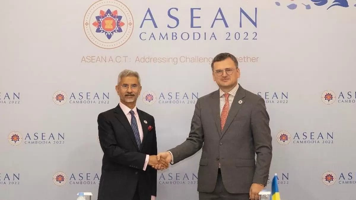 Indian External Affairs Minister S. Jaishankar (L) with his Ukrainian counterpart Dmytro Kuleba