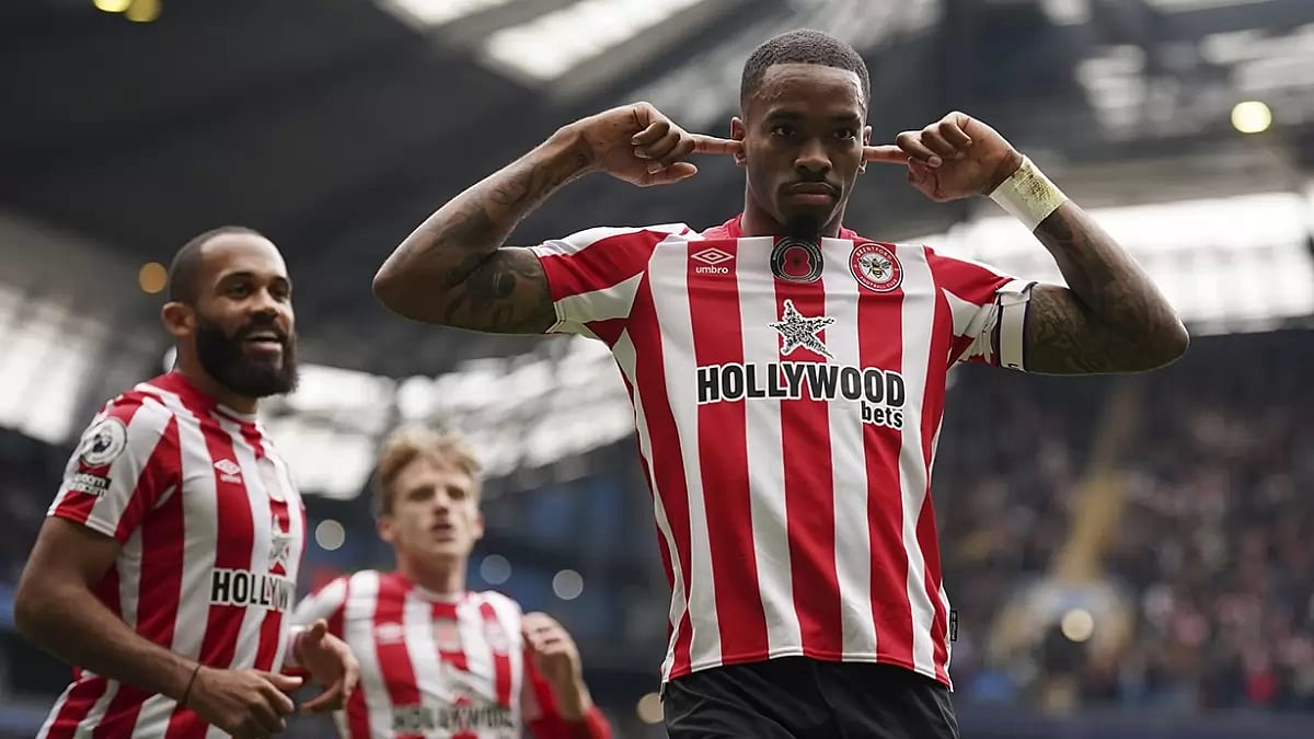 Brentford's Ivan Toney (R) has 10 goals this EPL season.