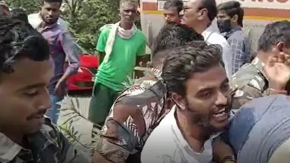 Police detain agitating Congress youth workers in Kerala's Karimnagar.