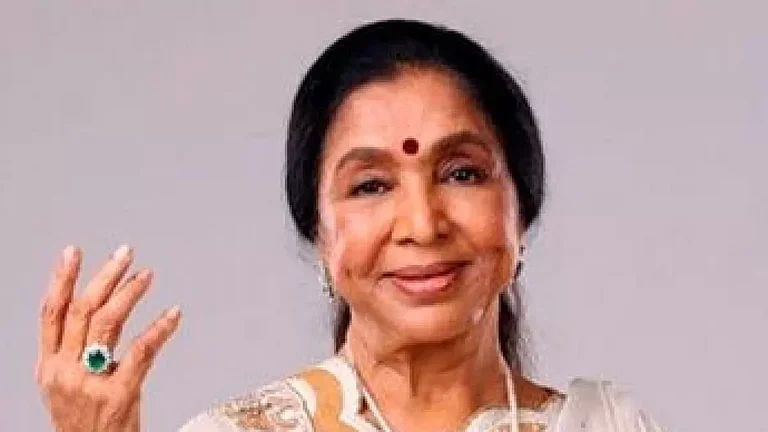 Asha Bhosle suffers cardiac arrest - Instagram