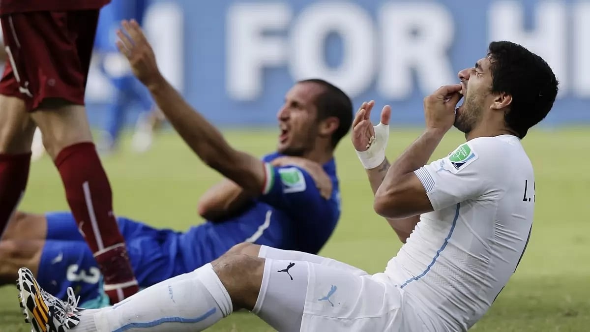 Luis Suarez appears to be in pain as Chiellini complains to the referee.