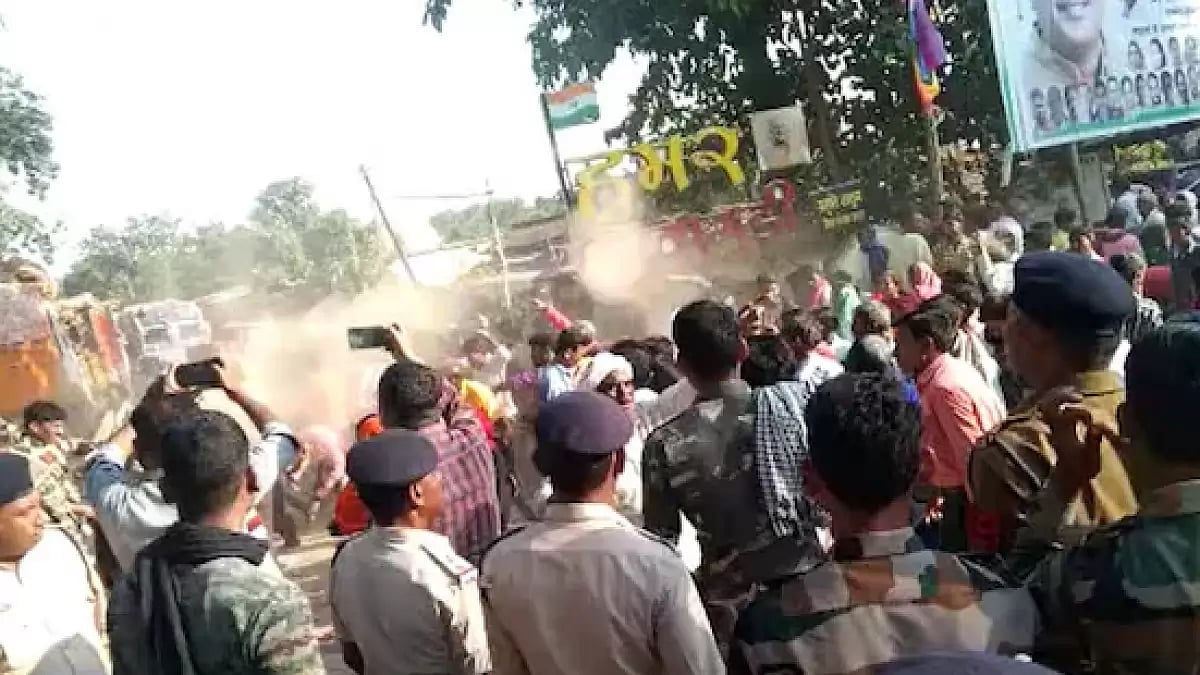 Villagers protesting in Gariaband