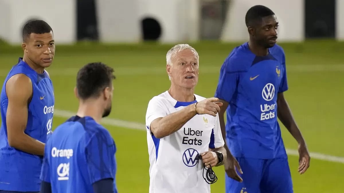 Frances national team coach Didier Deschamps gives instructions during a training session.
