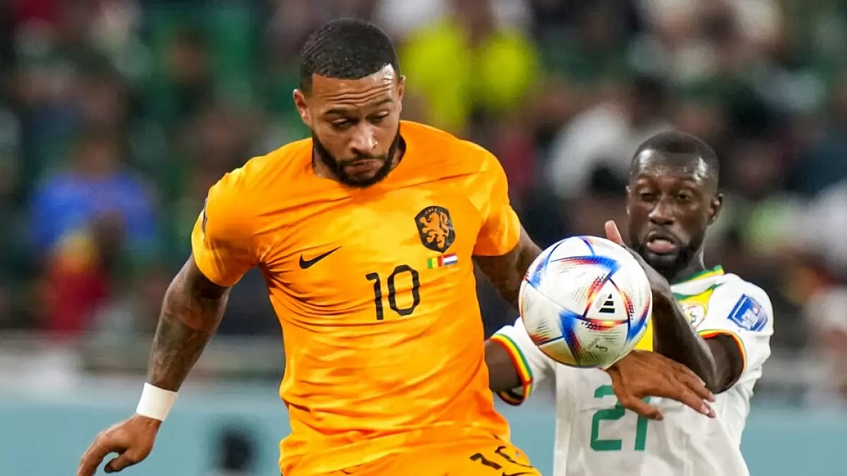 Memphis Depay in action against Senegal's Iliman Ndiaye.