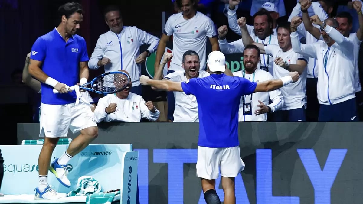 Fognini and Bolelli celebrate with teammates after securing their place in the semifinals.