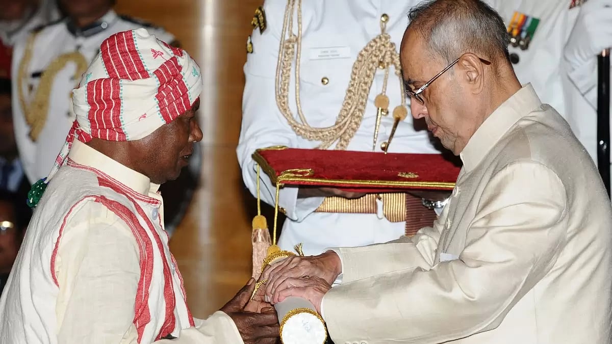 President Pranab Mukherjee presenting the Padma Shri Award to Shri Simon Oraon on April 12, 2016