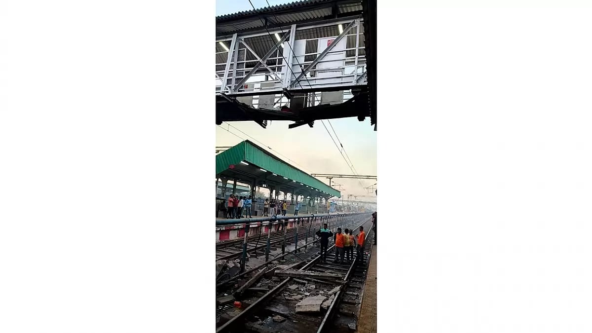 Part of foot over-bridge collapses in Chandrapur