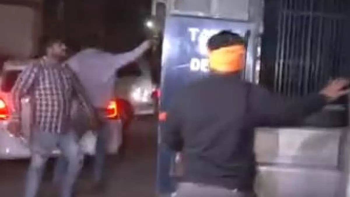 A group of weapon-wielding people attacked the police van carrying Aftab Poonawala in Delhi's Rohini