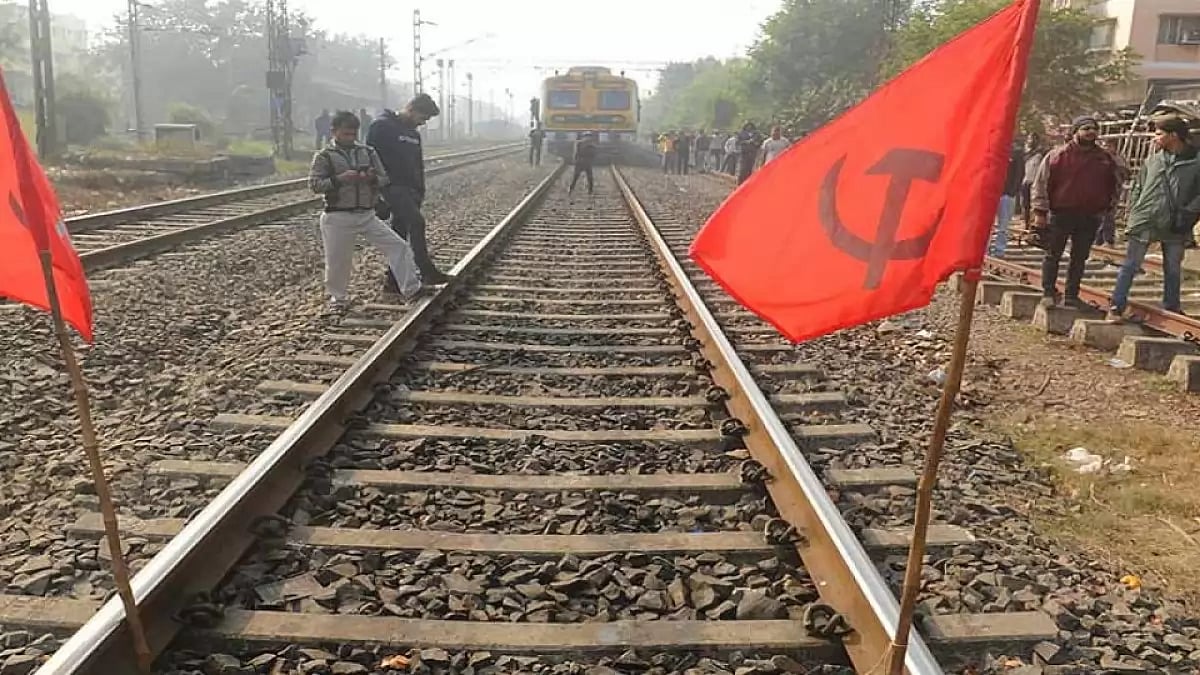 Villagers blocked Howrah-New Delhi Grand Chord line 