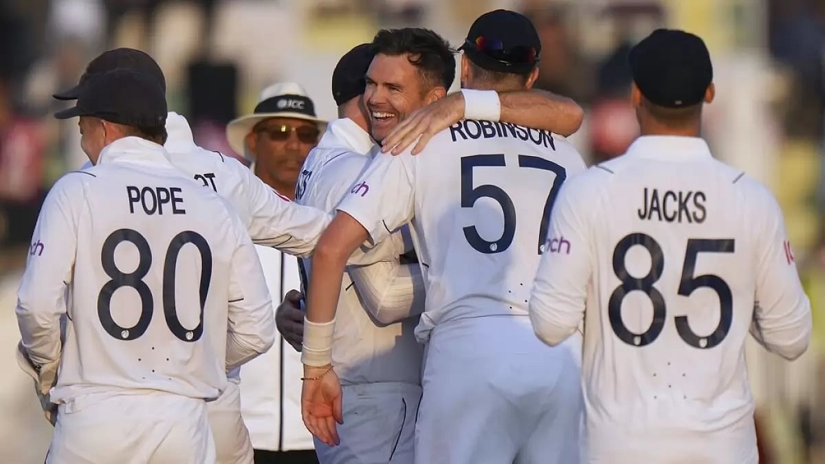 England's James Anderson celebrates the wicket of Mohammad Rizwan with his teammates on Day 3 of the 1st Test.