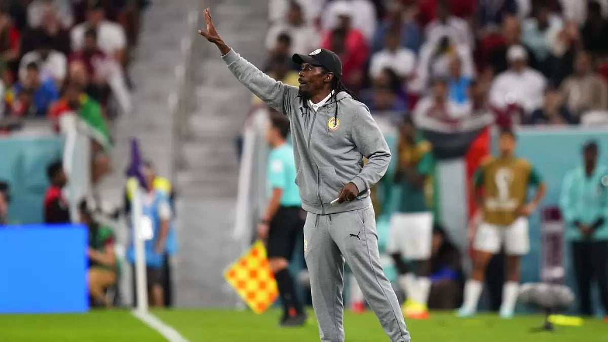 Cisse instructs his players during a group stage match in the World Cup.