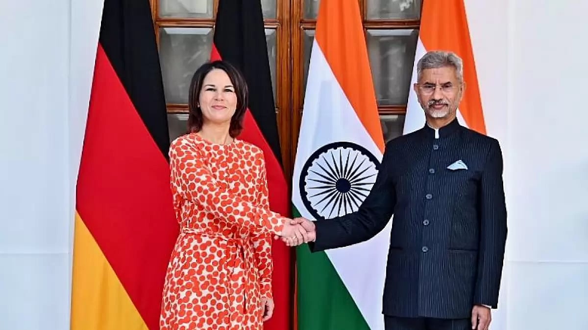 German foreign minister Annalena Baerbock (L) with Indian External Affairs Minister S Jaishankar