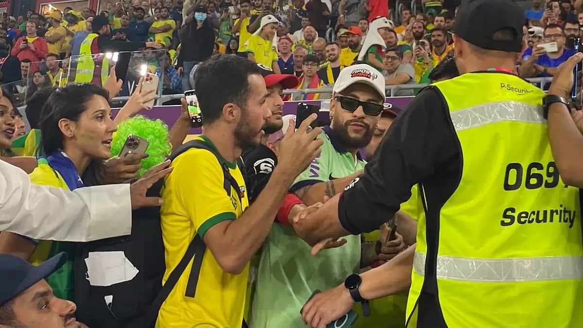 Eigon Oliveira, Neymar's impersonator, was seen taking pictures with the crowd at Stadium 974.