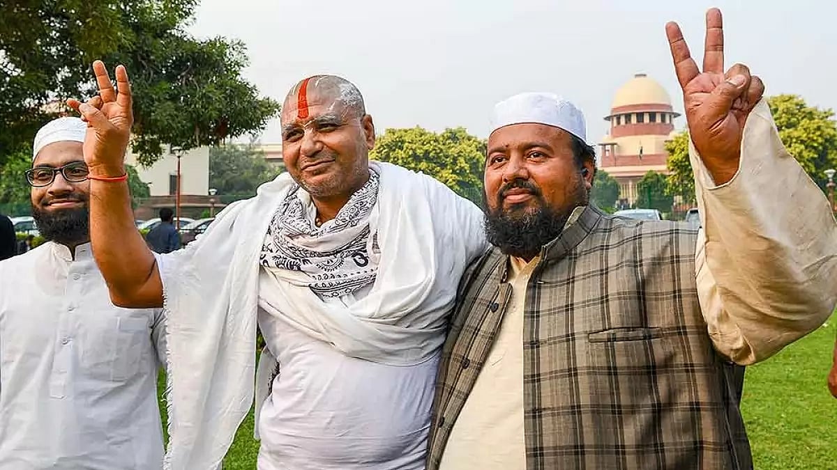 Mahant Ramdas of Nirmohi Akhara with Jamaat Ulama-e-Hind president Molana Suhaib Qasmi 