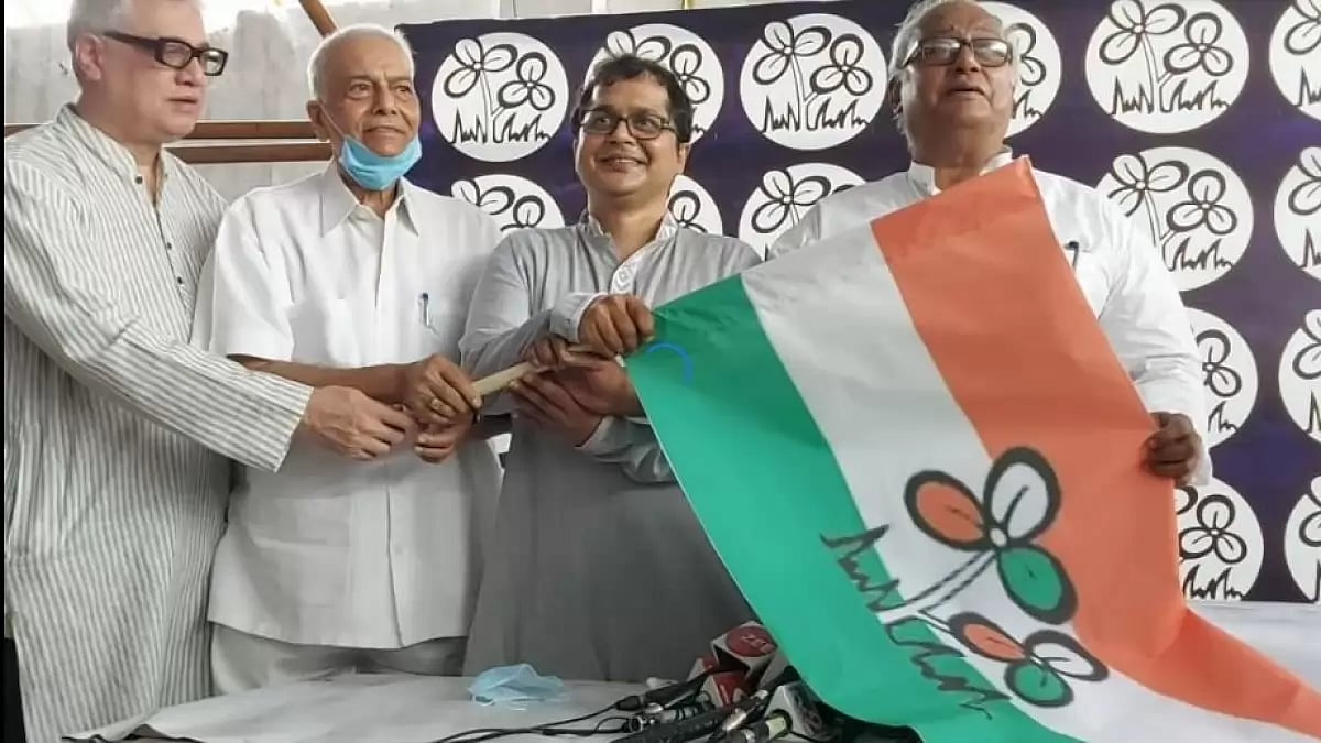 RTI Activist Saket Gokhale (third from the left) joined TMC in 2021 