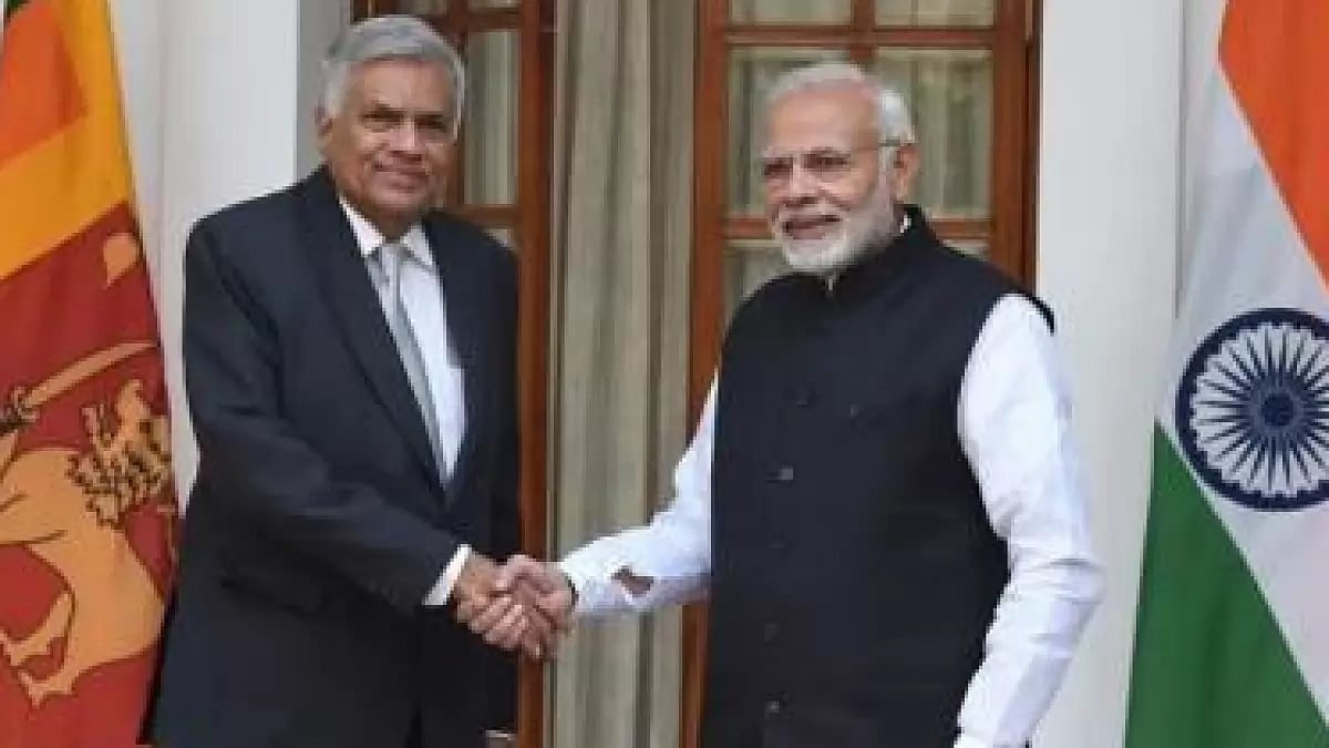 PM Narendra Modi (R) with Sri Lankan President Ranil Wickremesinghe