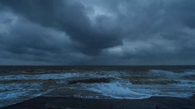 Tamil Nadu: Cyclone 'Mandous' To Cross Coast Near Chennai; Schools, Colleges Closed Today