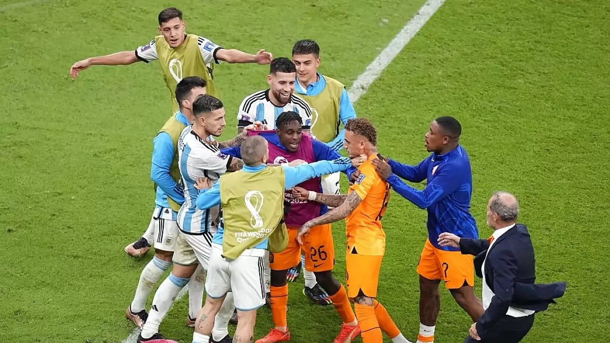 Argentina's Leandro Paredes, left, argues with Noa Lang of the Netherlands on Saturday.