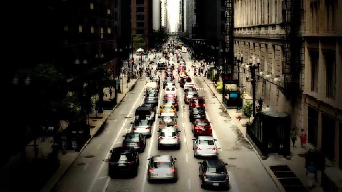 The book conveys the fascination with all that the author finds different and admirable in USA