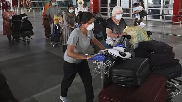 Delhi Airport Congestion: Govt Orders Deployment Of Adequate Manpower; Carriers Ask Flyers To Come Early