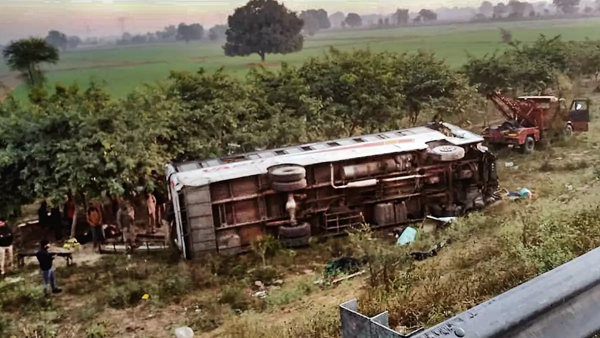 Road accident Representative image