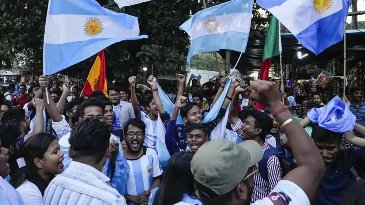 Fans celebrate ARG victory over CRO in FIFA WC semis.