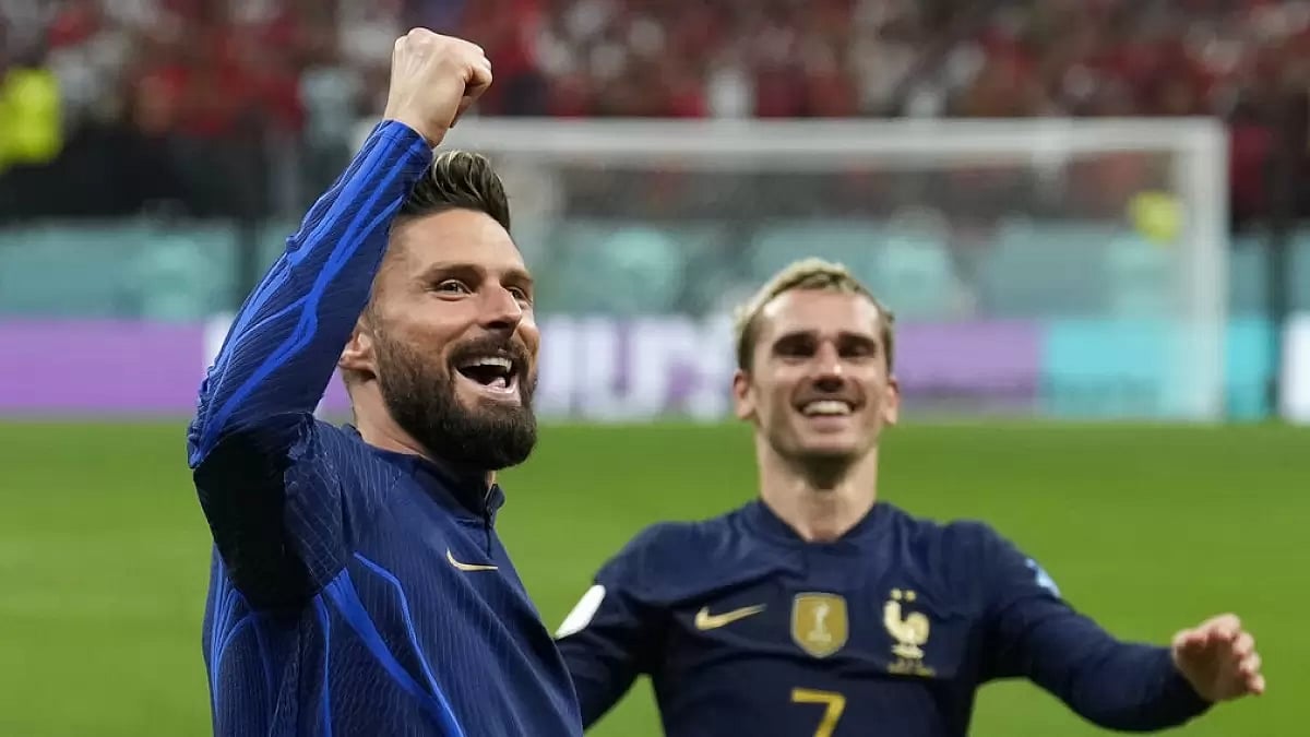 Griezmann, right, celebrates with Giroud after beating Morocco in the semifinal on Wednesday.