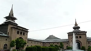 J-K: Jama Masjid Management Committee Says 'Extremely Unfortunate' That Cops Denying Closing Mosque