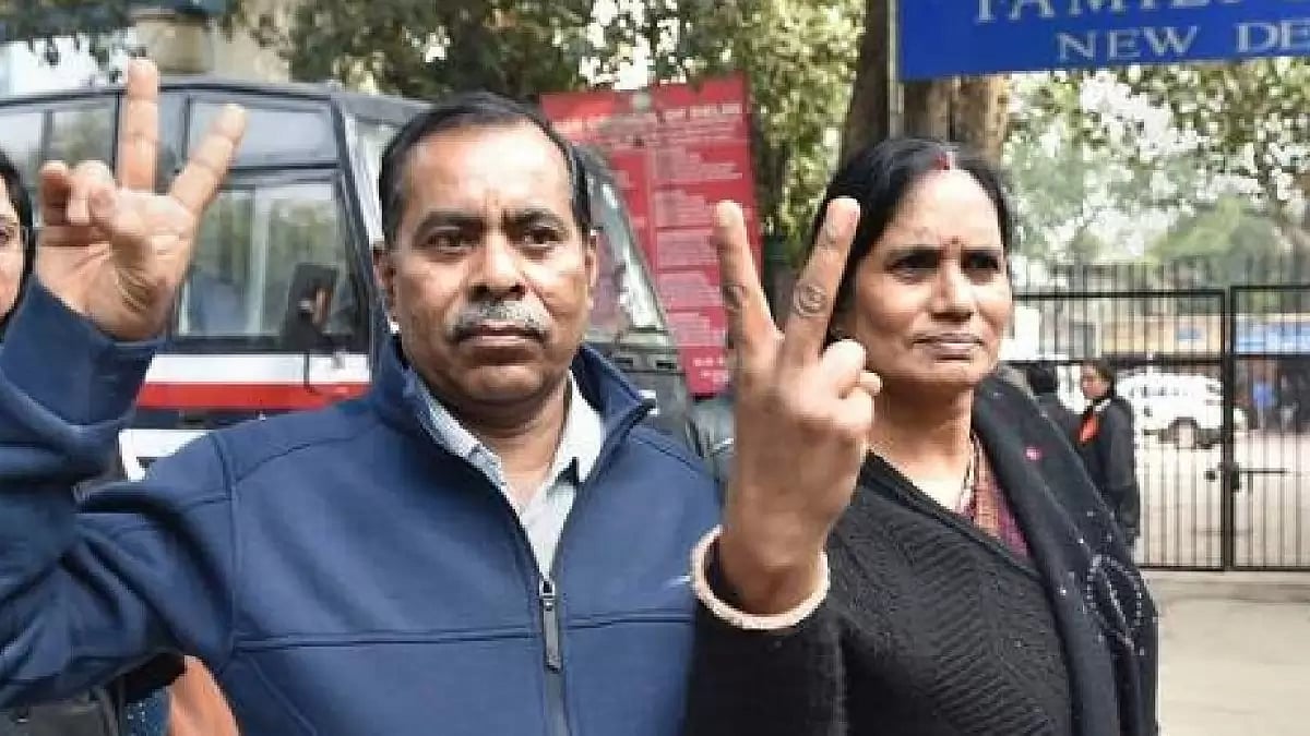 Nirbhaya's parents show the victory sign