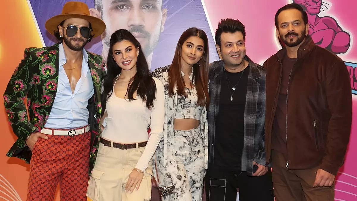 Ranveer Singh with team of 'Cirkus'