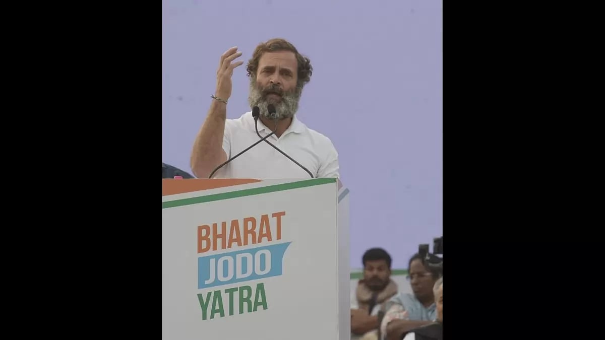 Rahul Gandhi addressing rally during Bharat Jodo Yatra in Alwar, Rajasthan.