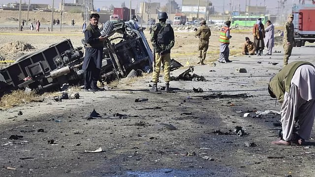 Pakistan:1 Police Officer Killed, 6 Injured In Suicide Attack
