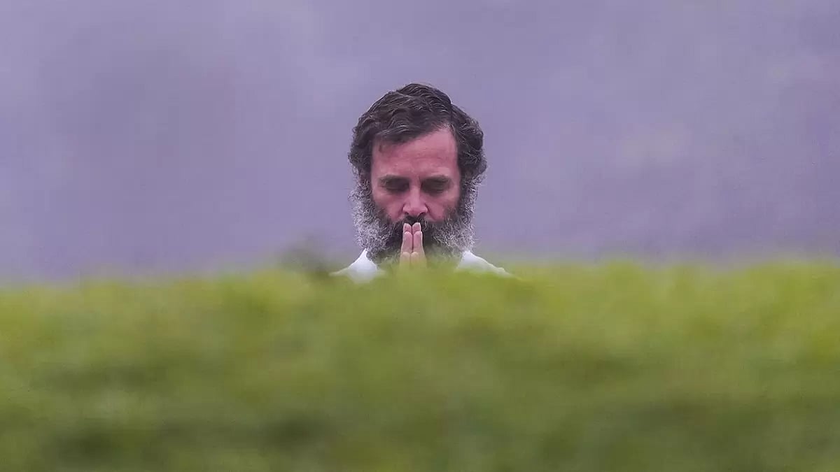 Rahul Gandhi pays tribute at Shanti Van