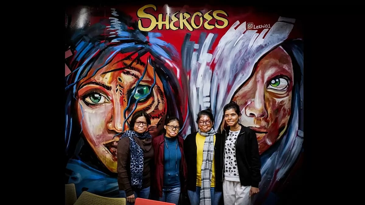 Acid Attack Survivors Moushumi, Roopa, Anshu and Ritu in front of Sheroes Cafe, Noida