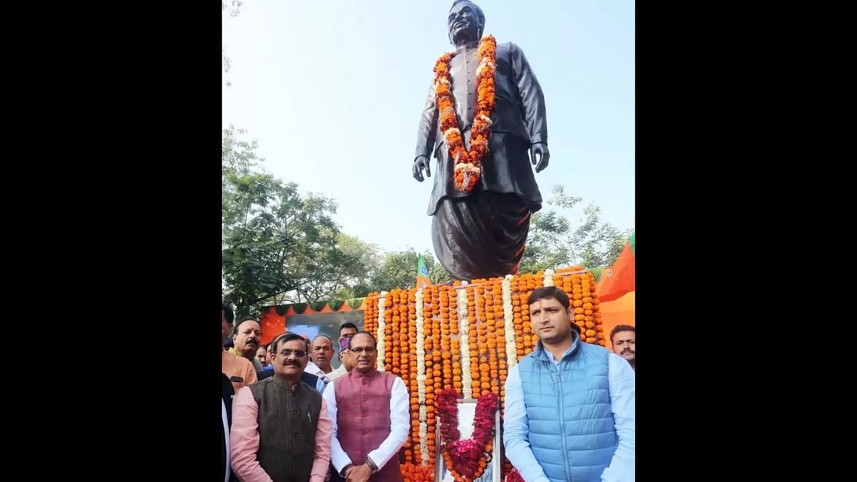 Madhya Pradesh CM Shivraj Singh Chouhan at Atal Vihari Bajpayee's statue