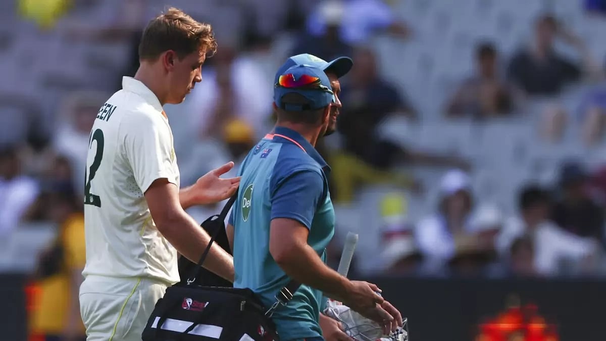 Green walks off after injuring his finger during the 2nd Test against South Africa.