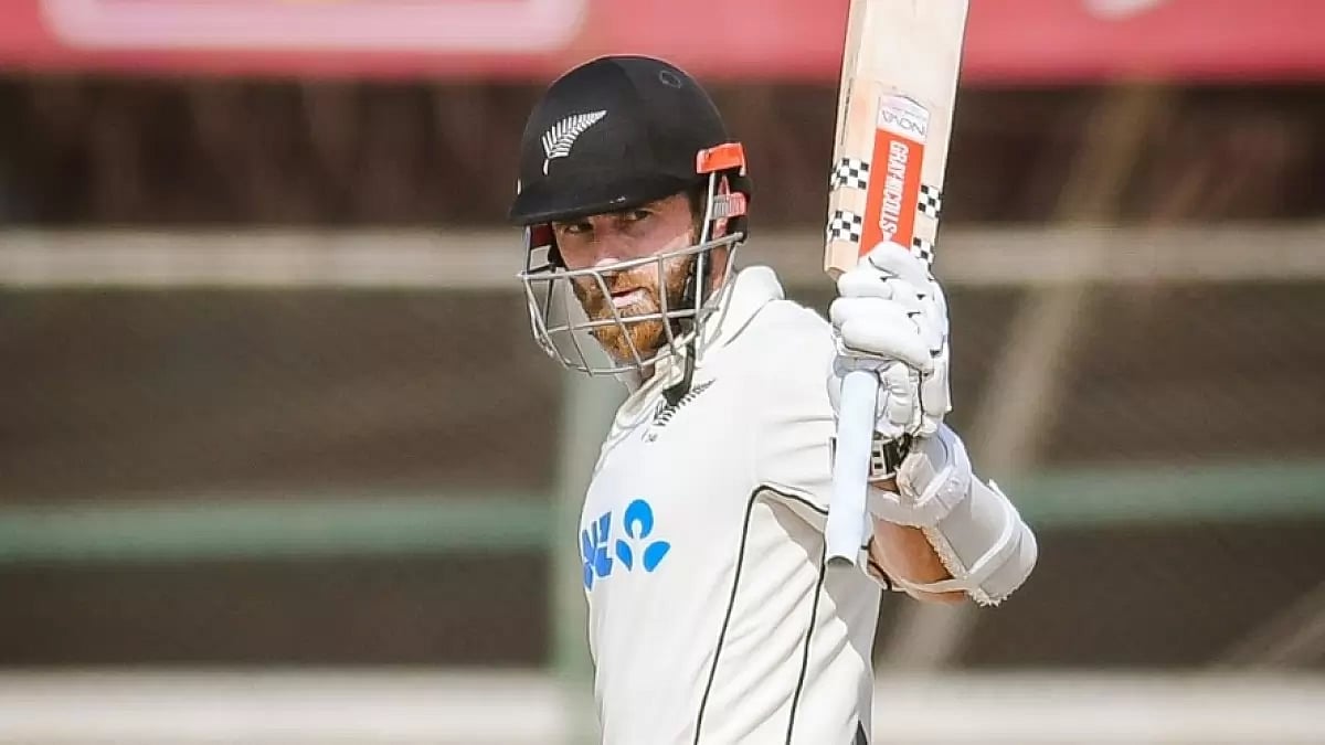 Williamson raises his bat after reaching 100 on Day 3 of the 1st Test against Pakistan.