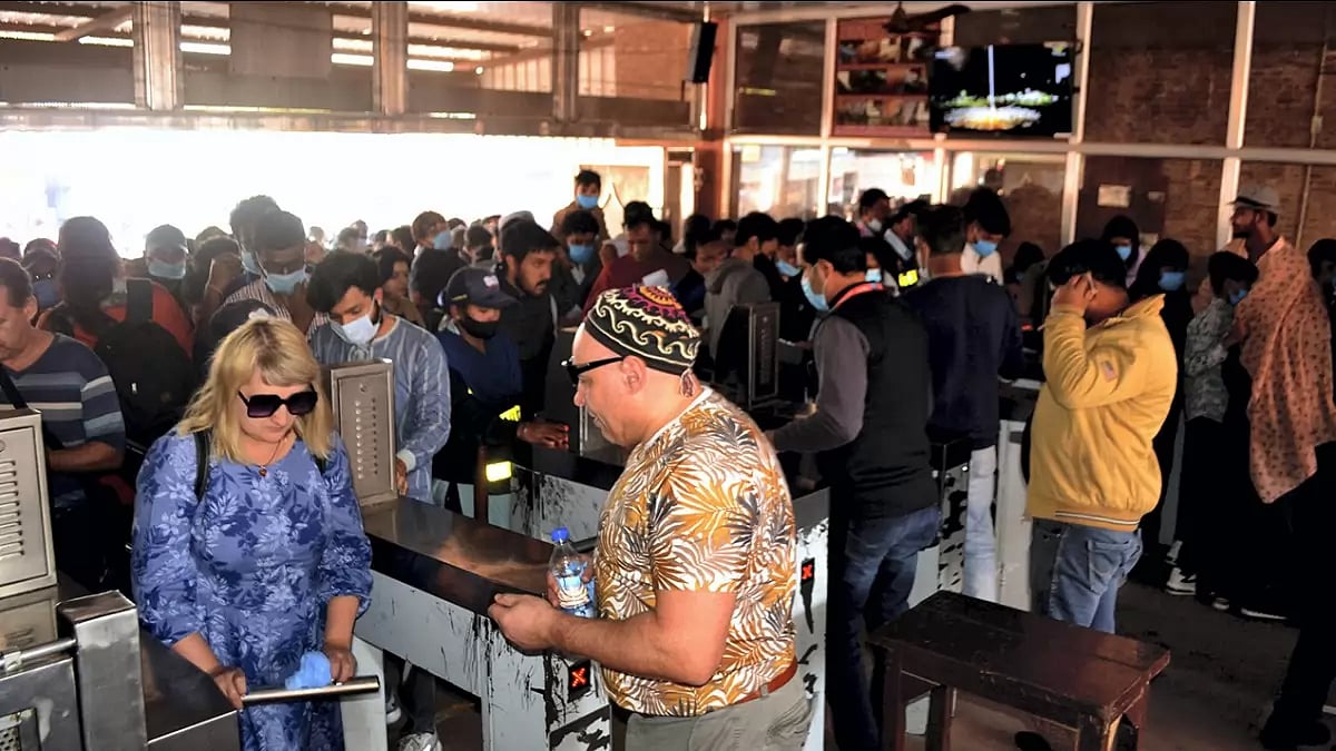 Violation of COVID guidelines at Taj Mahal