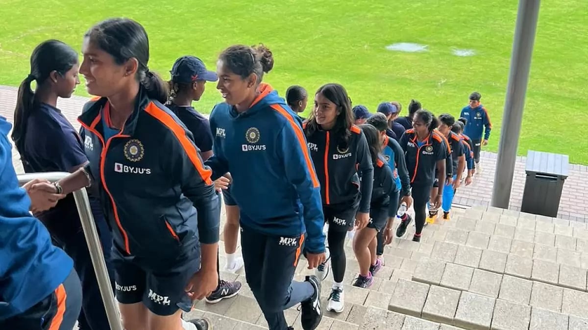 India and South Africa players shake hands after the 2nd T20I is called off. 