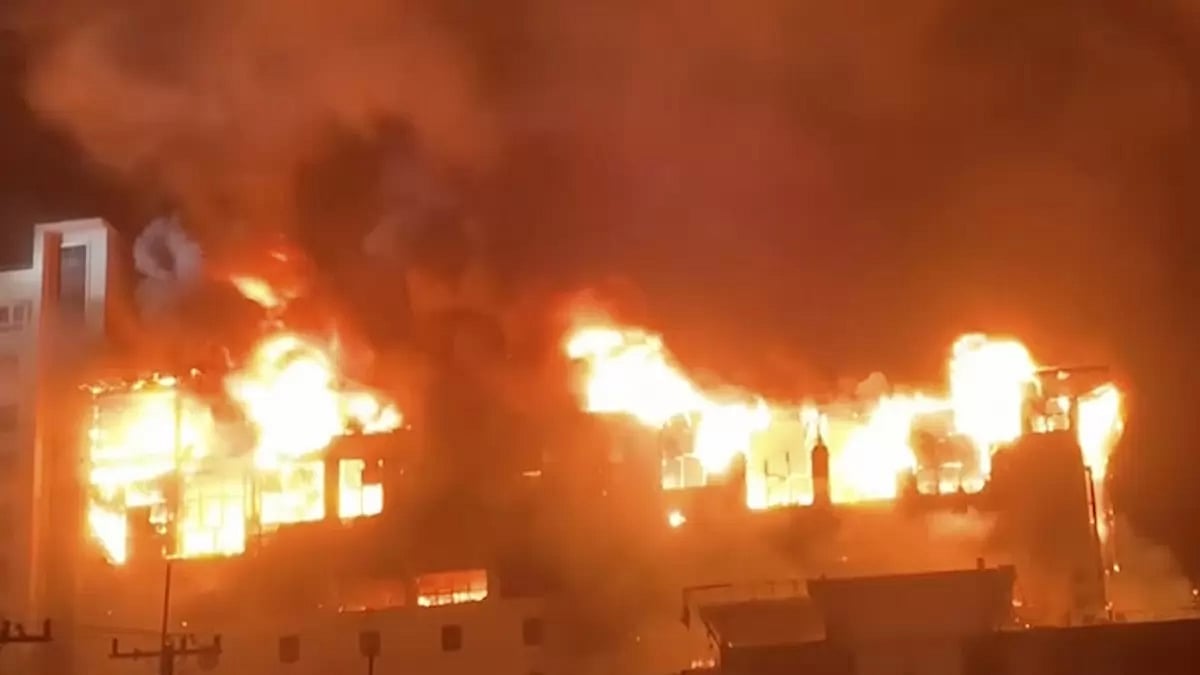 Fire engulfing buildings. (Representative image) Fire