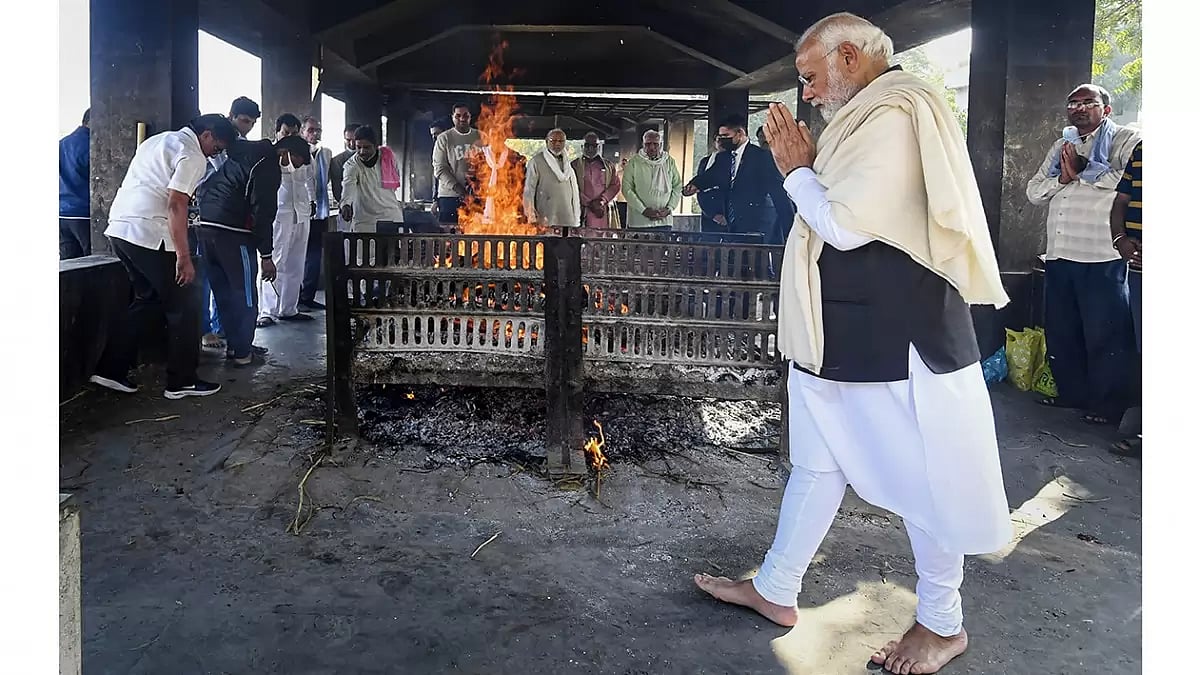 Modi performs last rites of his mother