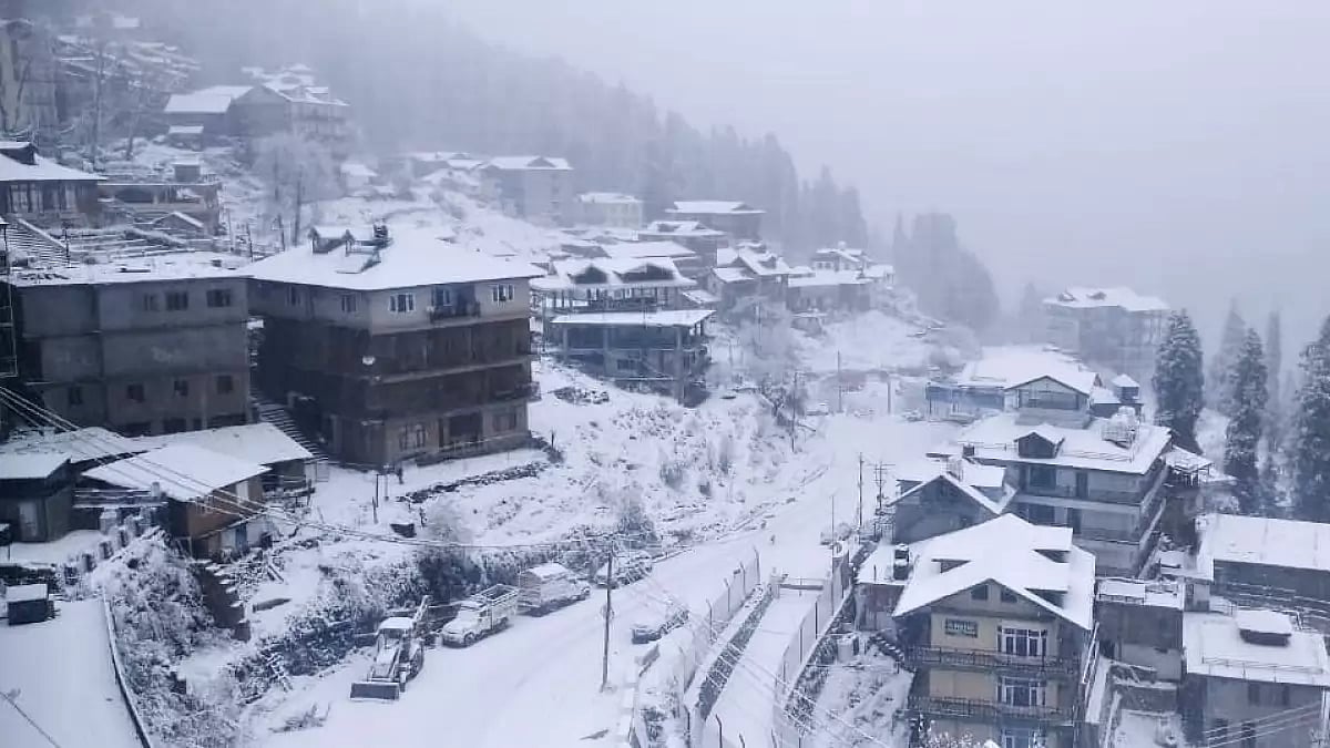 Snowfall in Himachal Pradesh has attracted tourists to hill stations
