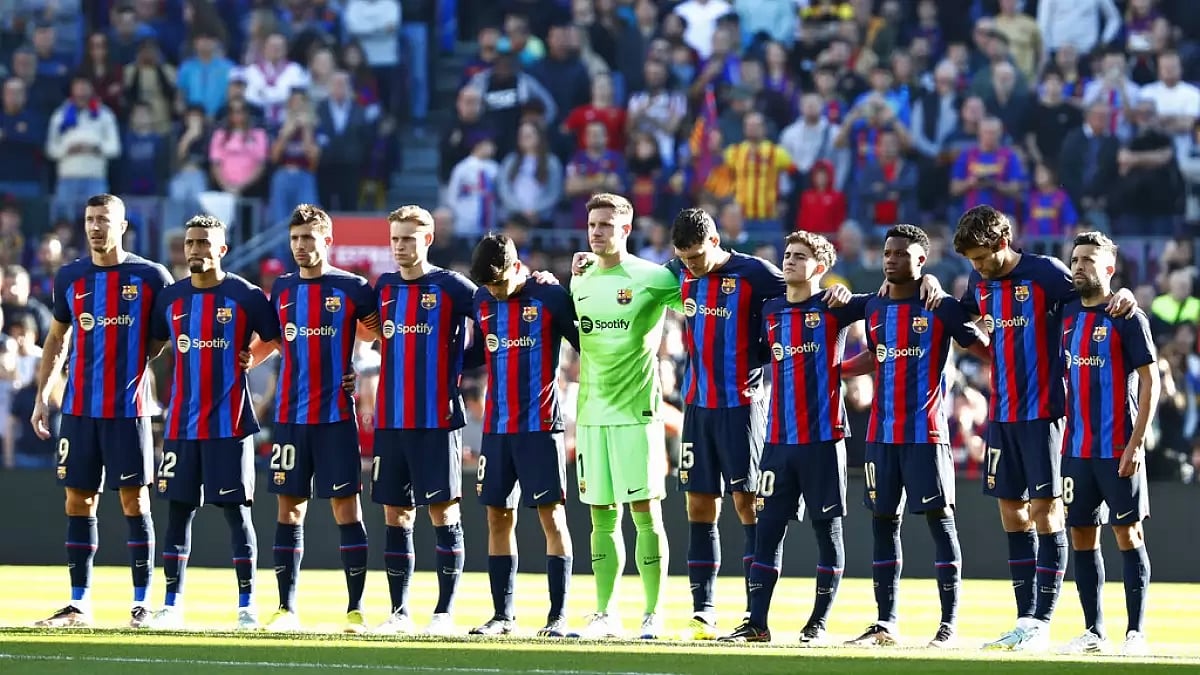 Barcelona players observe a moment of silence for Pele before the start of the match.
