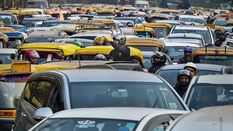 Delhi Issues Traffic Curbs Ahead of Chhath Puja, Heavy Congestion Expected Near Ghats - null