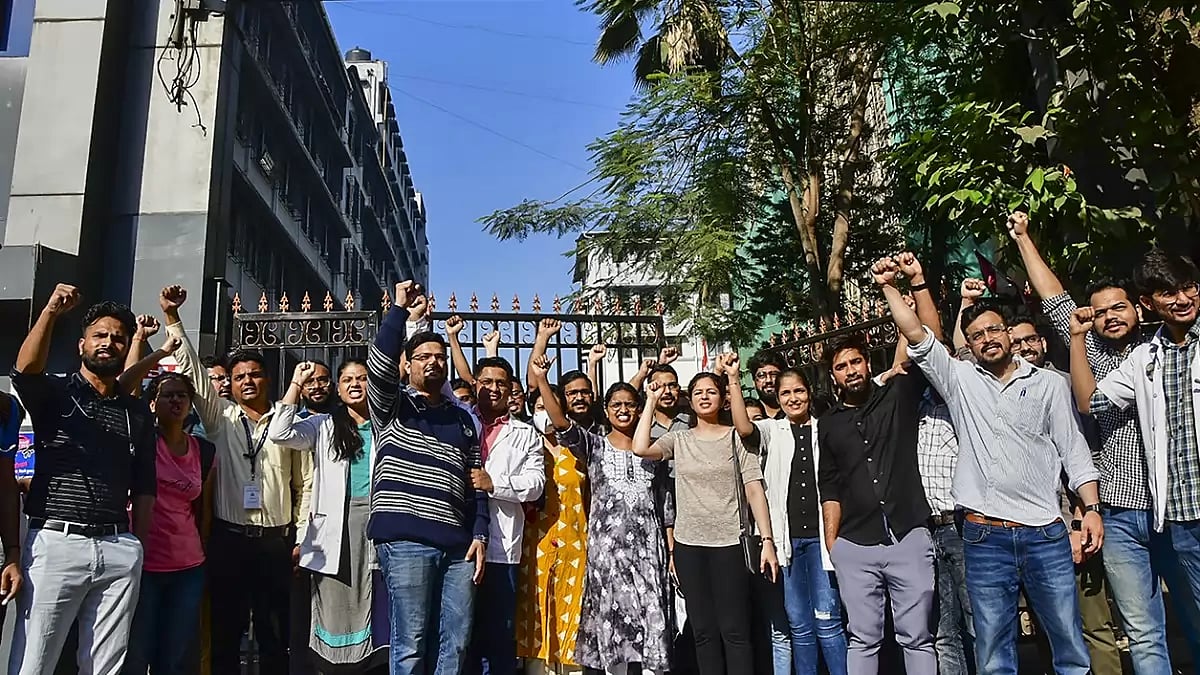 Maharashtra resident doctors protest