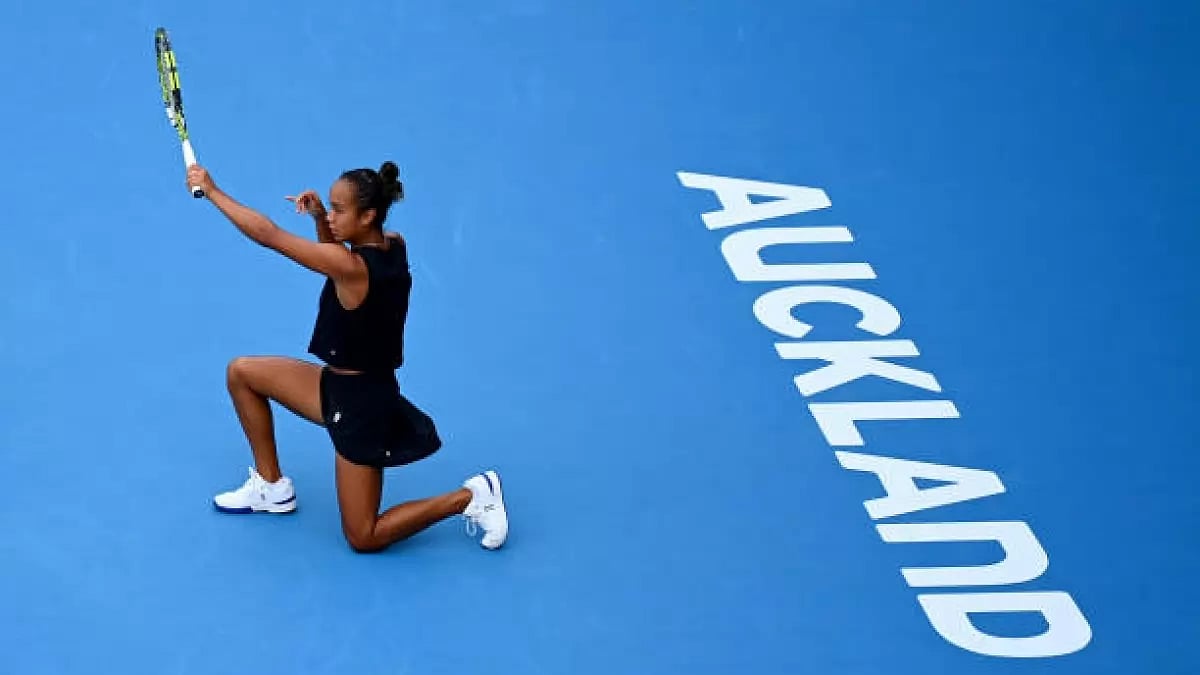 Fernandez returns a forehand against Fruhvirtova in their ASB Classic match on Monday.