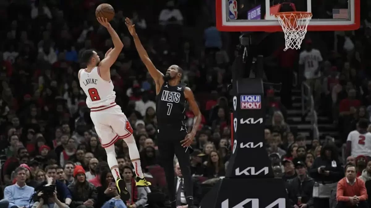 Kevin Durant (R) scored 44 points, but Chicago had six players score in double figures.