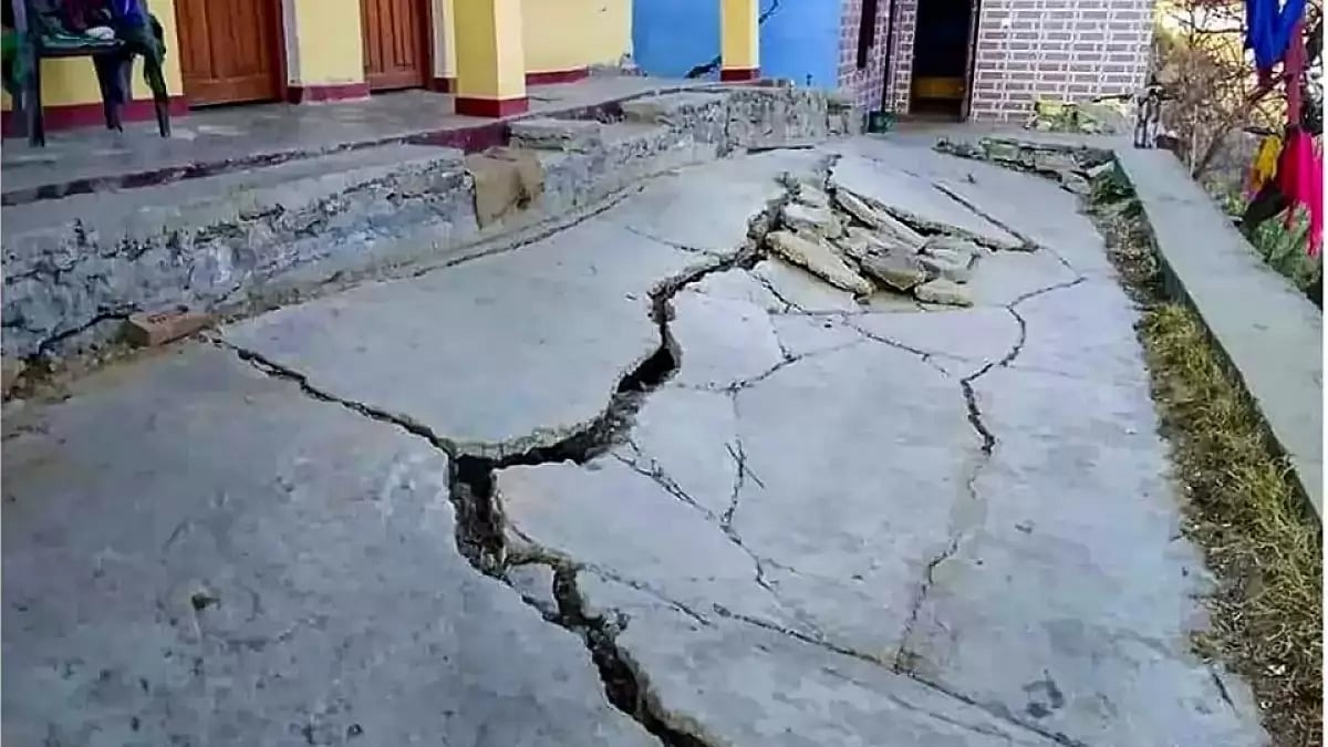 Massive cracks developed in Joshimath houses